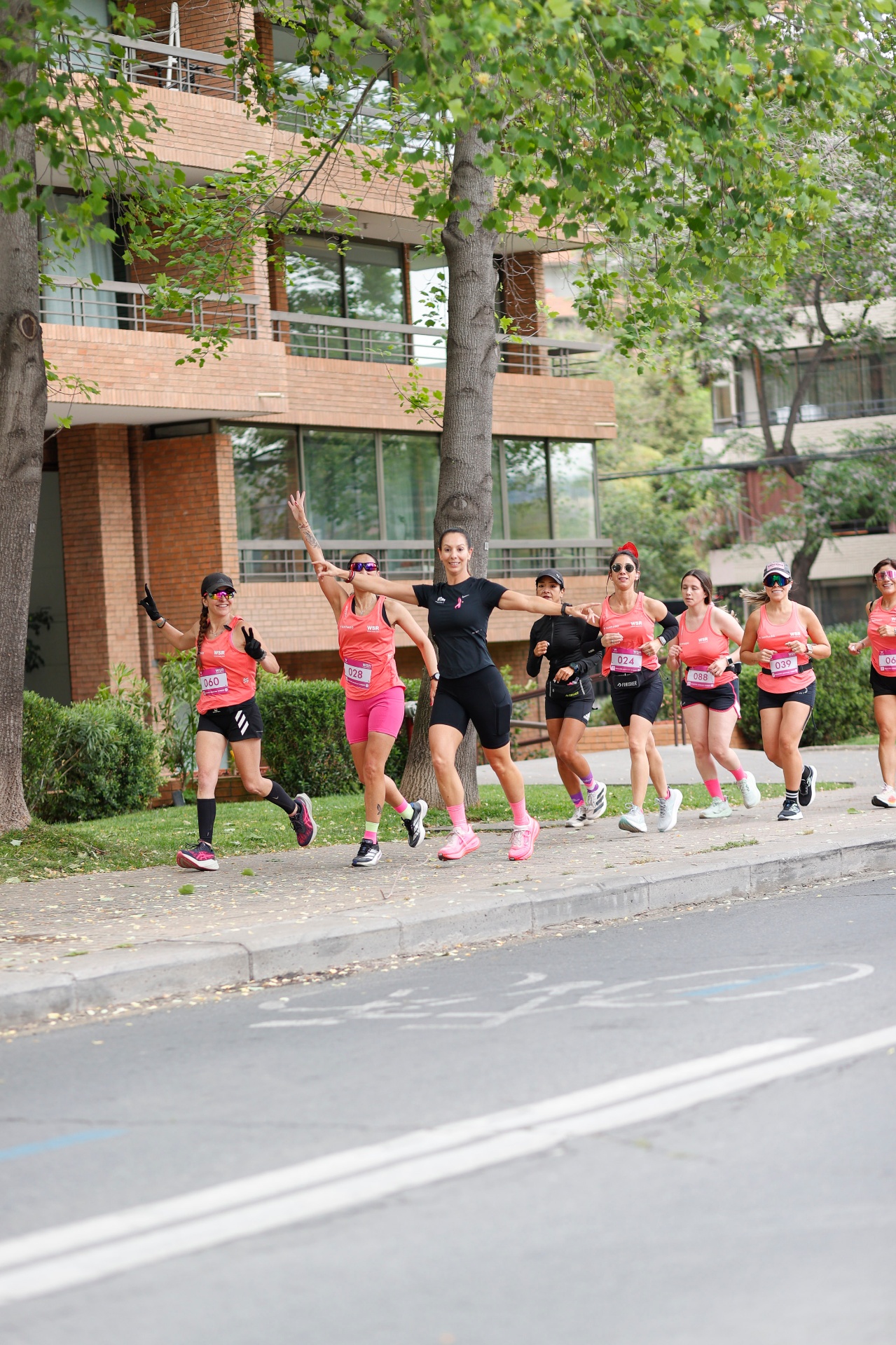 Mujeres corriendo juntas en Woman Social Run