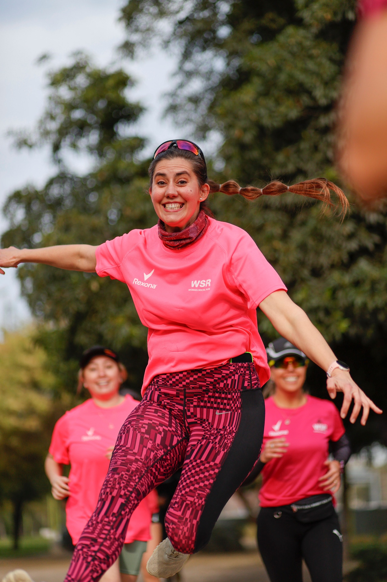 Corredora WSR saltando con energía