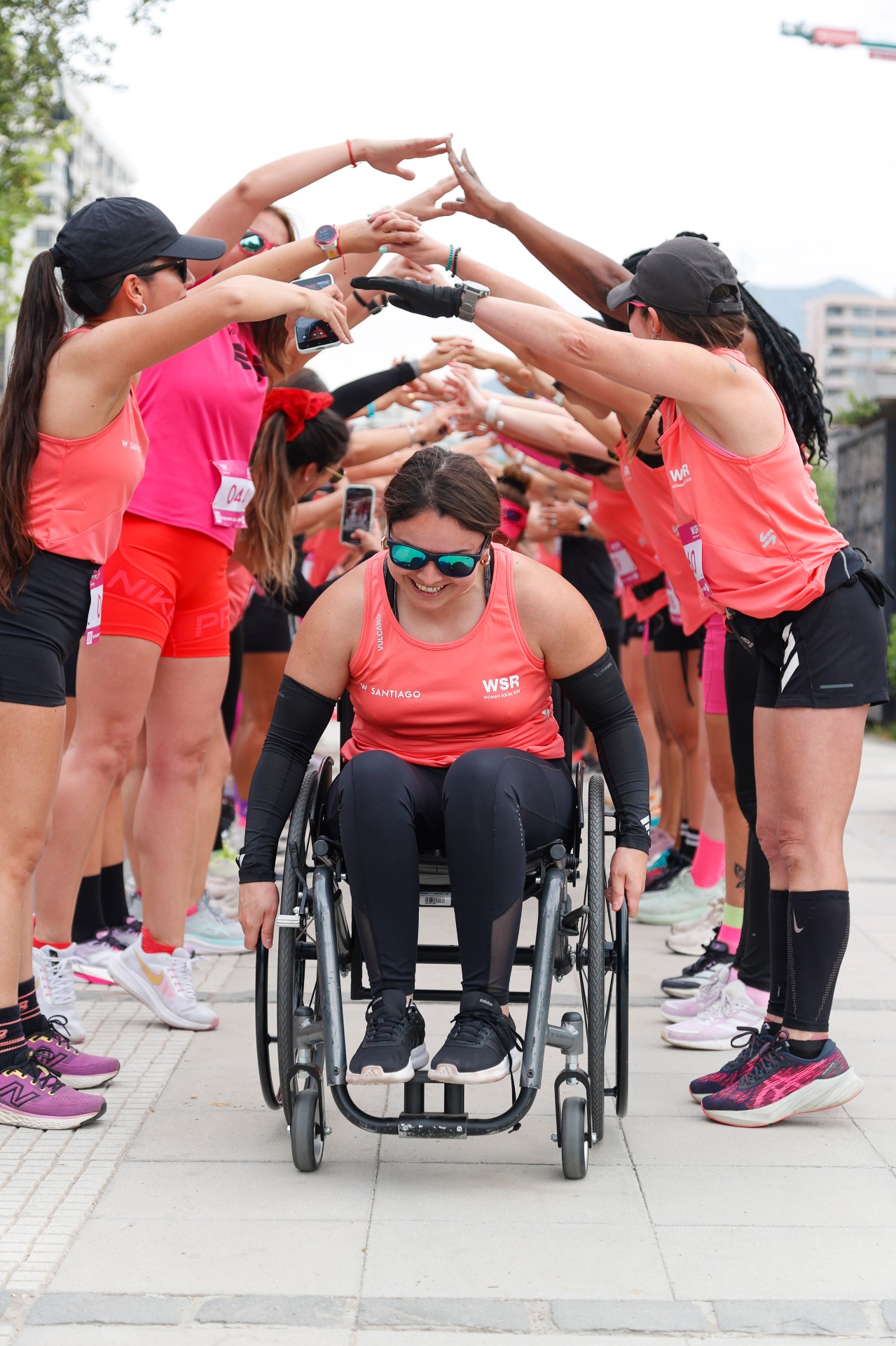 Participante en silla de ruedas celebrada por la comunidad
